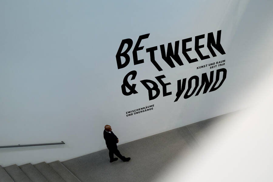 Between&Beyond – Pinakotheken – Austellung – Wandtext
