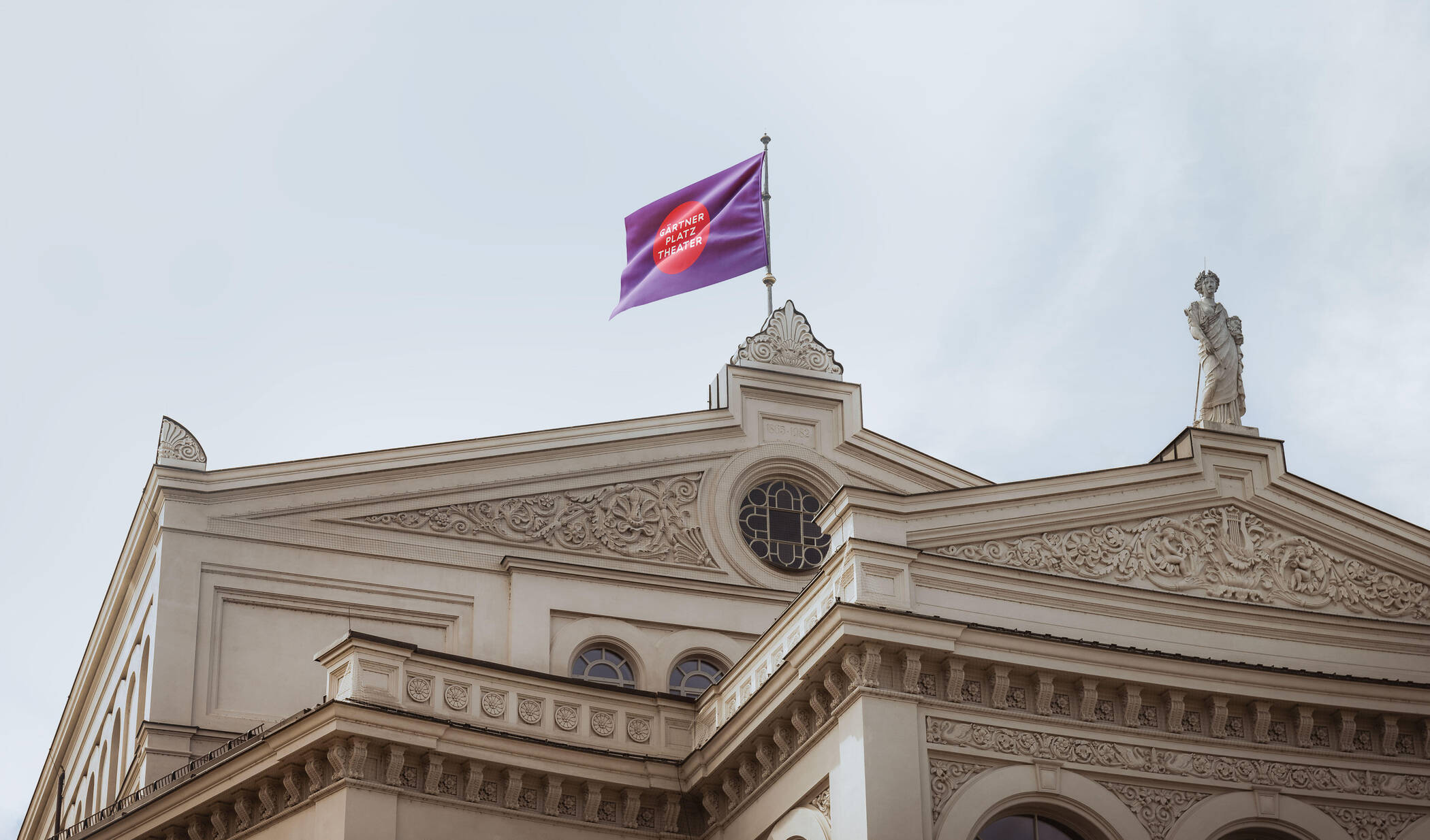Gärtnerplatztheater – Fassade – Flagge mit Logo