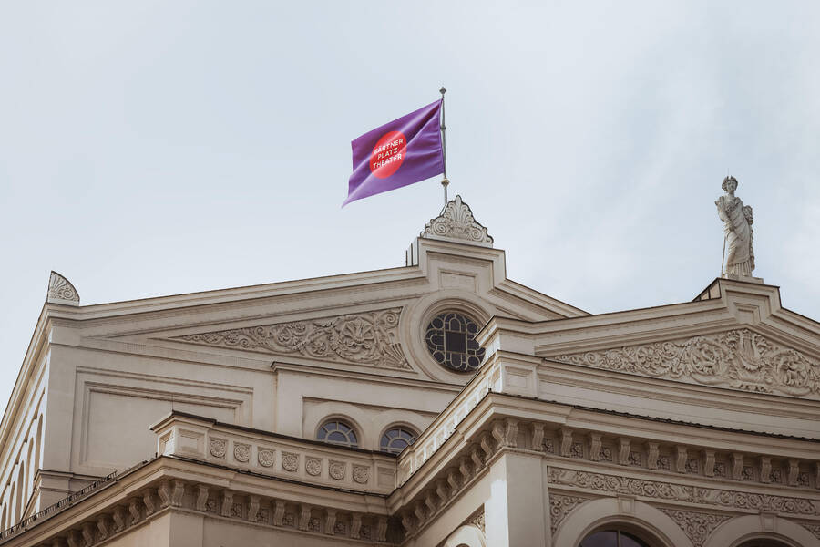 Gärtnerplatztheater – Fassade – Flagge mit Logo